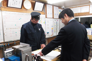 乗務開始前、乗務終了後の点呼により、運転士の体調、天候、道路状況、注意事項等を確認