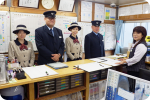 朝4時半から深夜0時半まで、3交代制で運行管理者が常駐