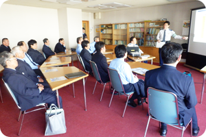 毎月行われる運転士研修。年に数回は東村山警察署の方に講師としてお越しいただいています。