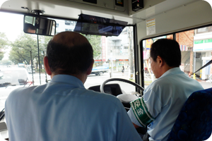 ベテラン運転士も、指導乗務員による添乗指導を受けます